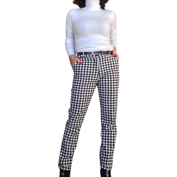 Pantalon à carreaux noir, blanc, et bleu ciel cigarette taille régulière avec chandail col roulé blanc