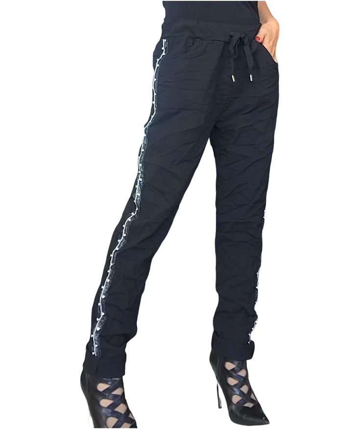 Pantalon noir à taille élastique avec cordon et ruban argenté sur les côtés – vue de face