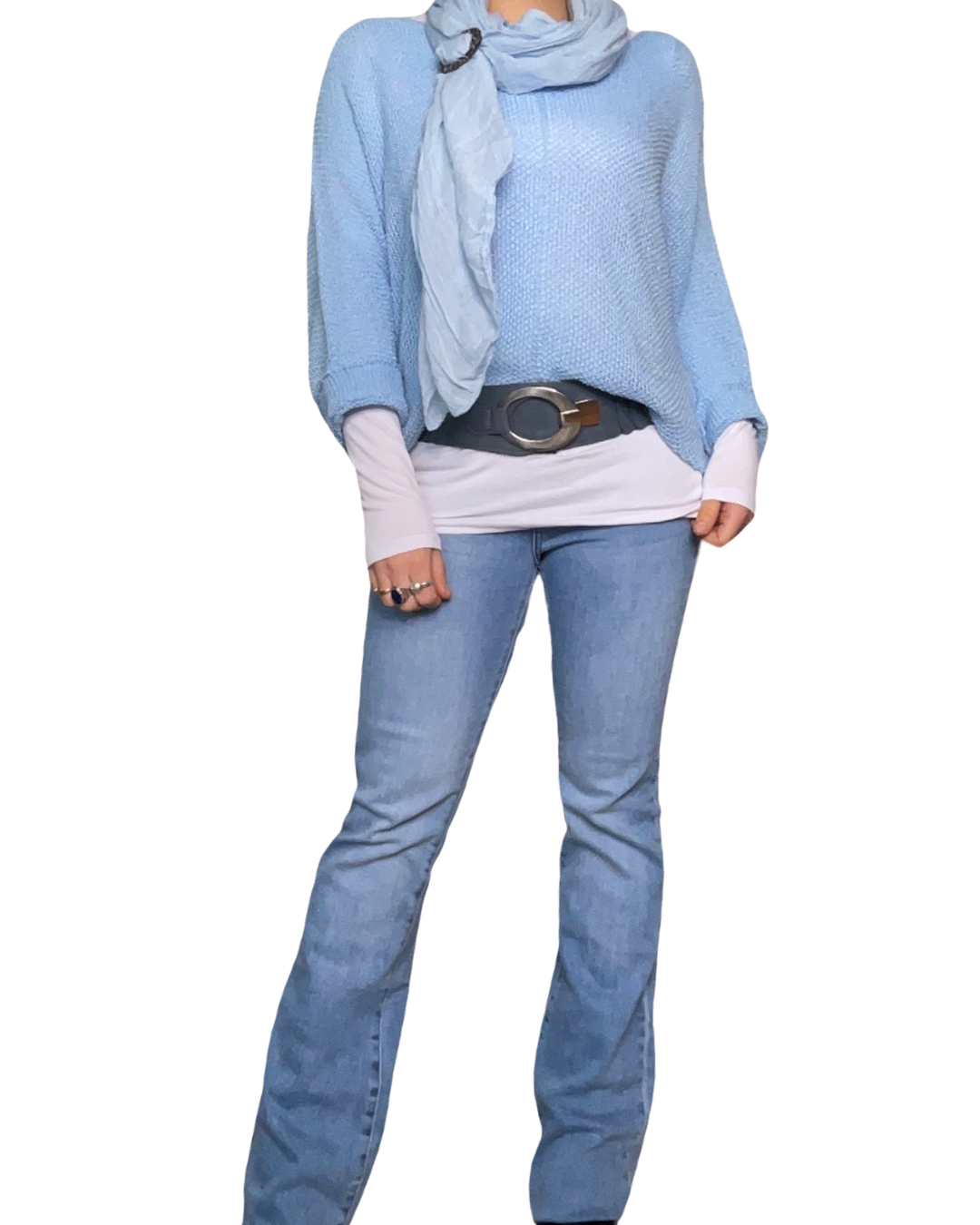 Chandail bleu pour femme à manche longue avec ceinture, foulard, chandail blanc à l'intérieur et jeans.