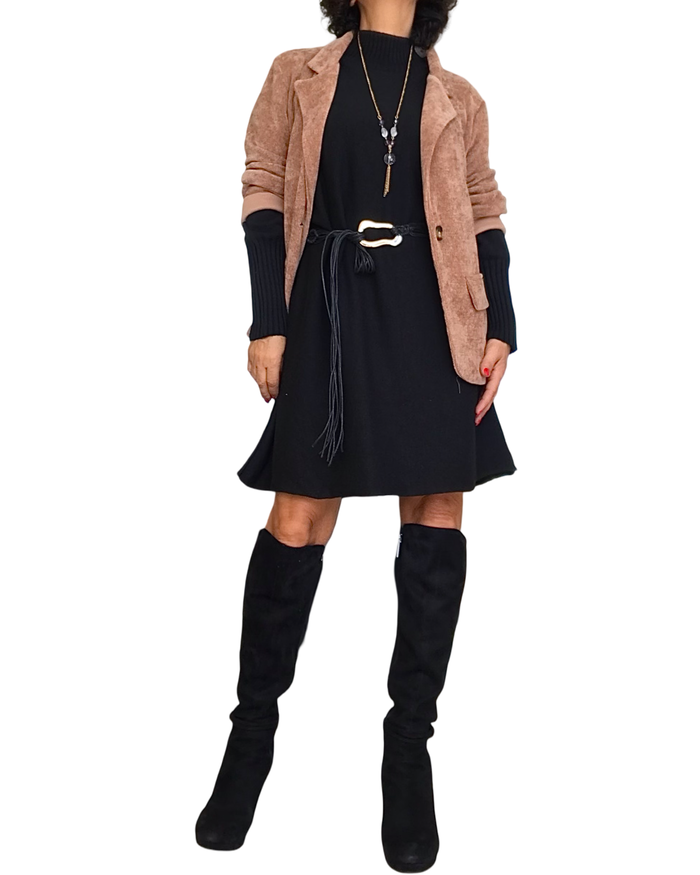 Robe en tricot noire au genou col montant