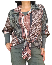 Chemise kaki à imprimé aztèque vertical camel, brun et beige portée nouée à la taille sur un haut kaki