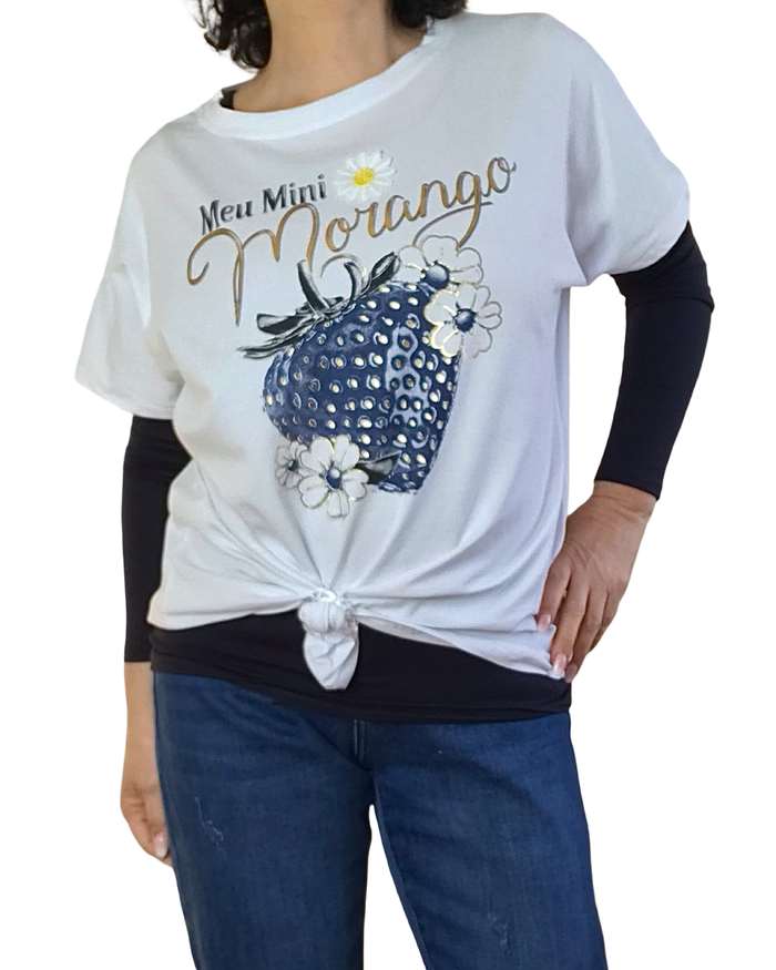 T-shirt blanc avec une grosse fraise marine garnie de fleurs