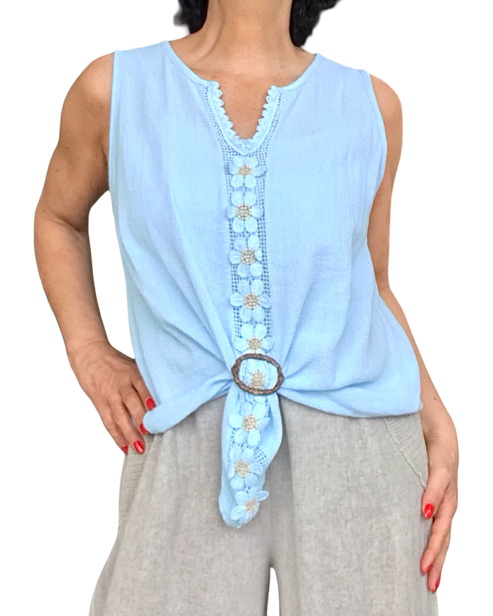 Camisole uni bleu ciel avec une lisière de fleurs brodée devant