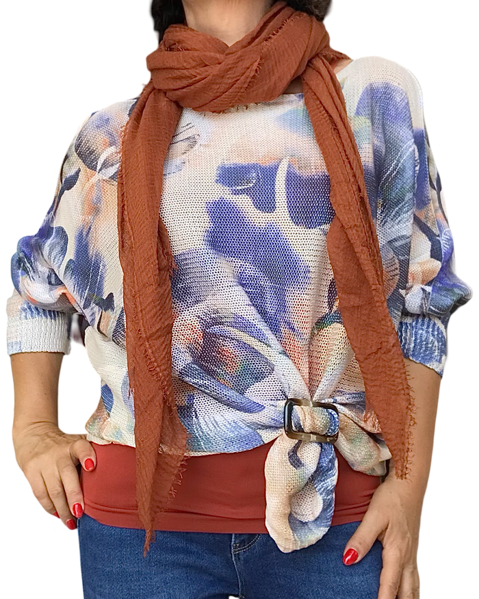 Chandail en mailles avec imprimé floral rouille, bleu et olive, camisole gainante orange brulé, boucle d’ajustement marbré