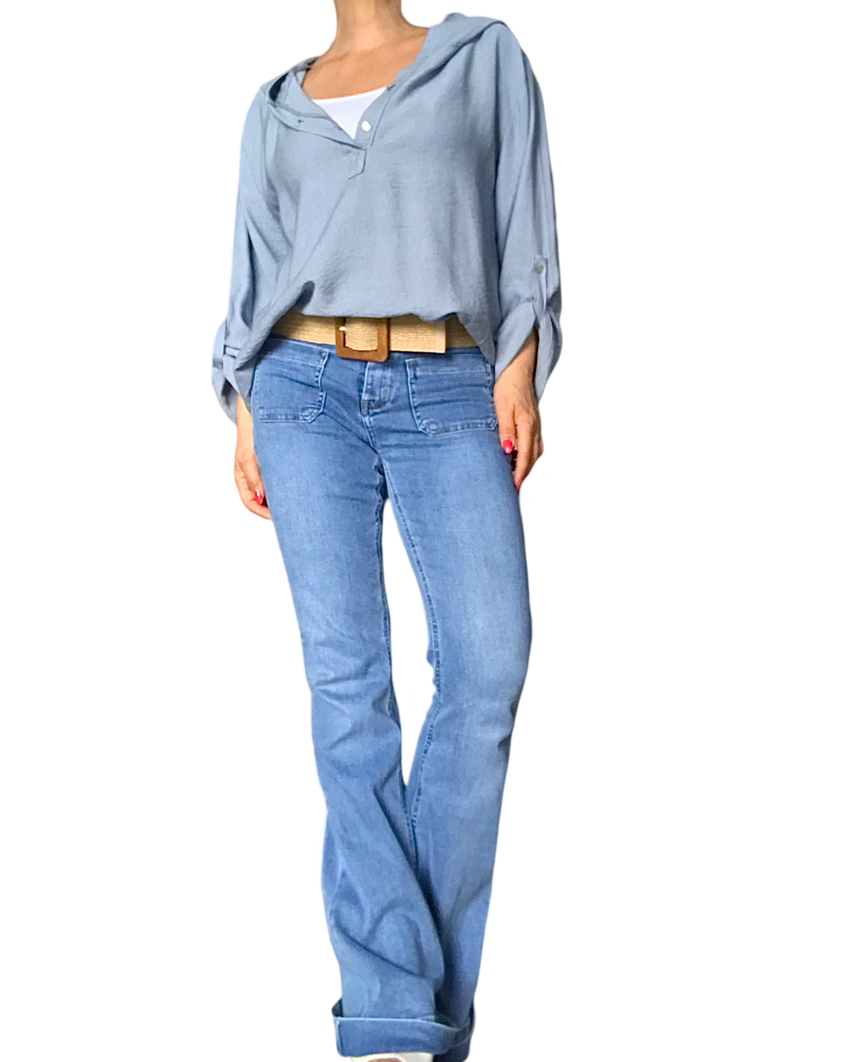 Blouse unie manches 3/4 avec capuchon bleu avec camisole gainante, blanche, jeans et ceinture large en jute couleur paille