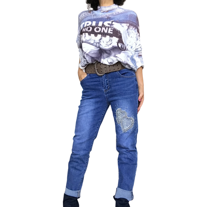 chandail en tricot bleu et blanc col montant avec visage de jeune fille avec ceinture élastique brune et jeans étroit bleu moyen
