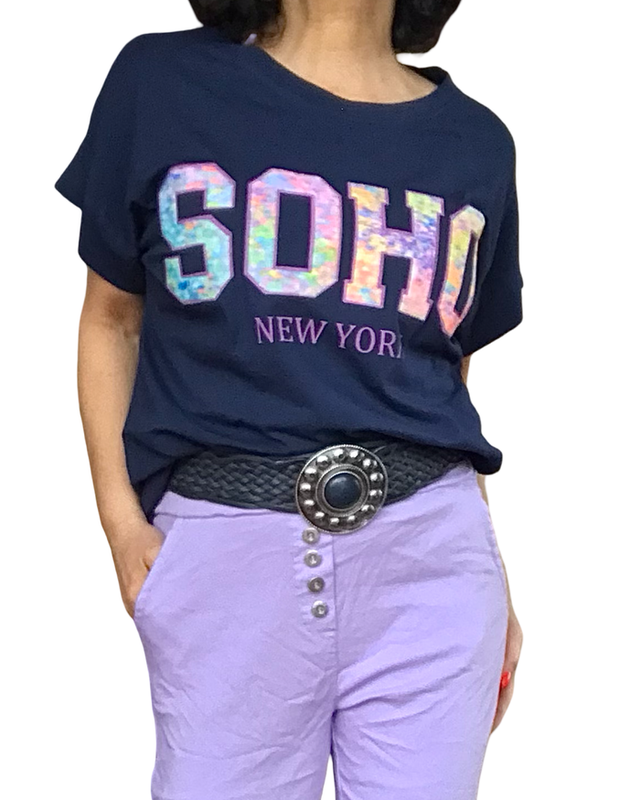 T-shirt marine écrit « SOHO » texturé multicolore et New York en lilas en-dessous