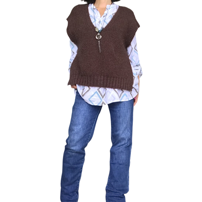 débardeur en tricot brun col en V avec chemise blanche imprimé bleu et brun, jeans jambe droite bleu et collier