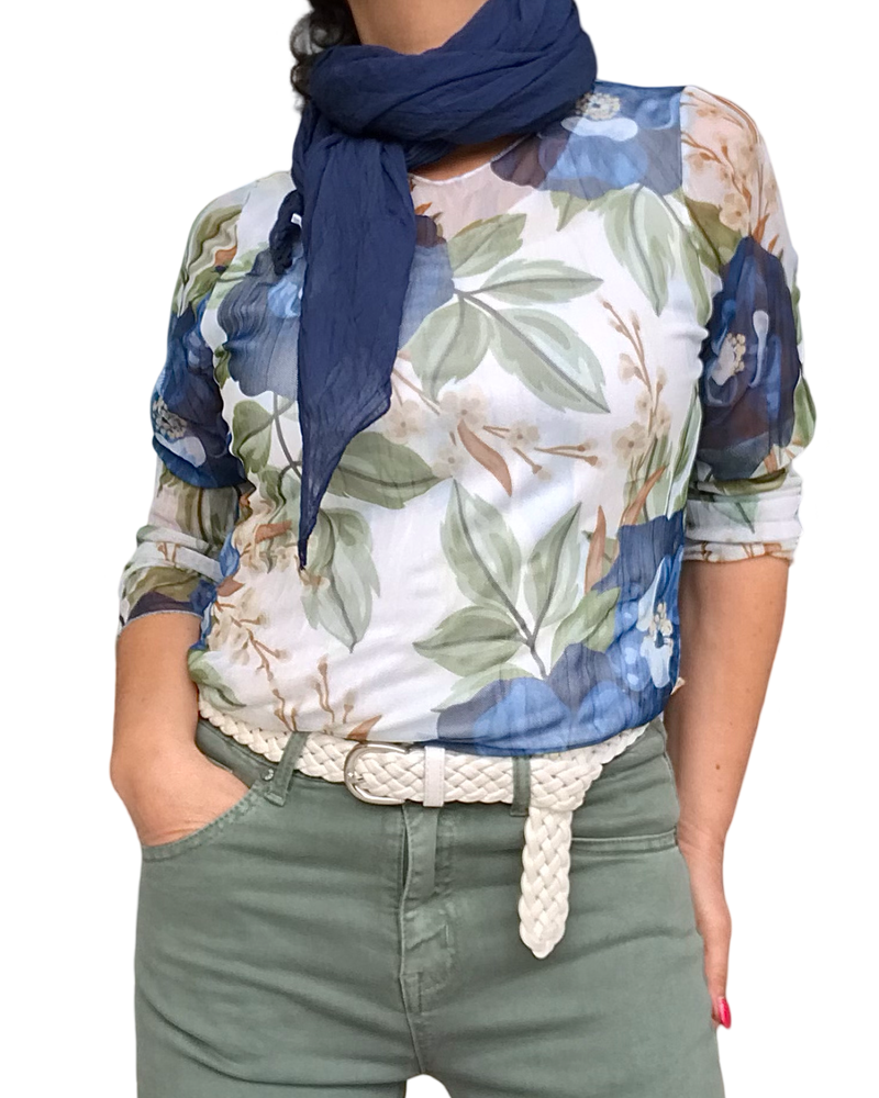 Blouse en voile manches longues fleuri, kaki et Marine agencer avec un foulard uni marine et une ceinture Of White, tressé en similicuir.