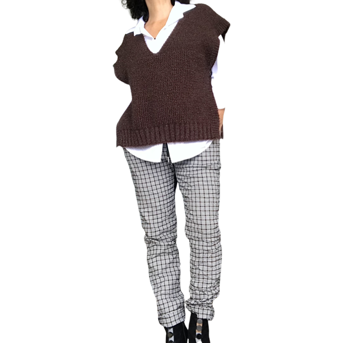 Pantalon vichy noir, brun et blanc à taille élastique avec débardeur en tricot brun et chemise blanche