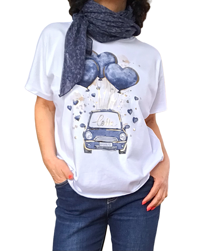 T-shirt blanc avec fiat et ballons marine en forme de cœurs