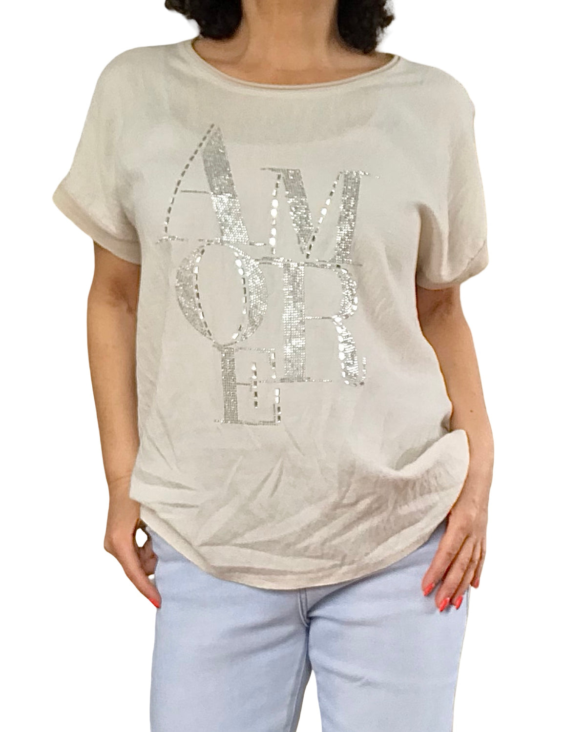 T-shirt beige écrit « AMORE » en petites pierres argentées