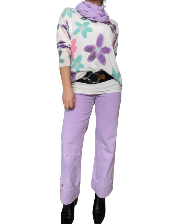 Foulard femme léger lilas 20% soie avec jeans droits lilas, chandail à manche longue, camisole blanche, ceinture noire et bottes noires.