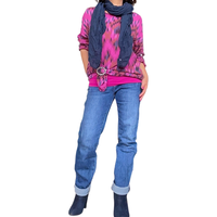 chandail rose foncé imprimé abstrait bleu avec camisole magenta, boucle d'ajustement argentée foulard uni marine et jeans jambe droite