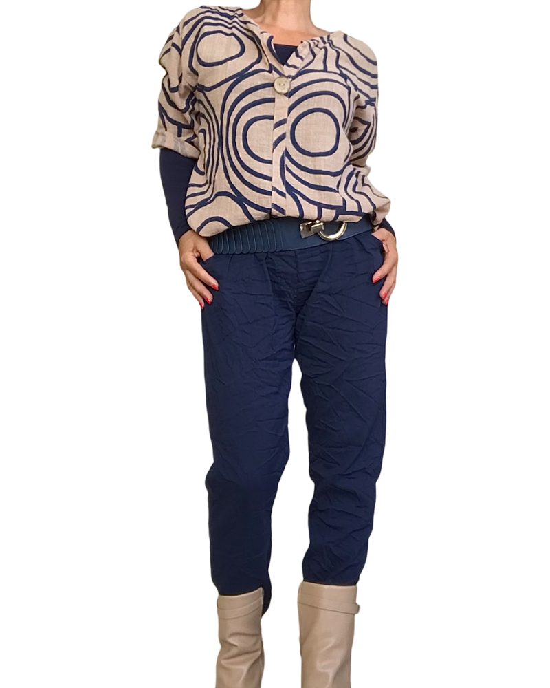 Blouse manche courte camel avec cercle bleu marin et pantalon marine