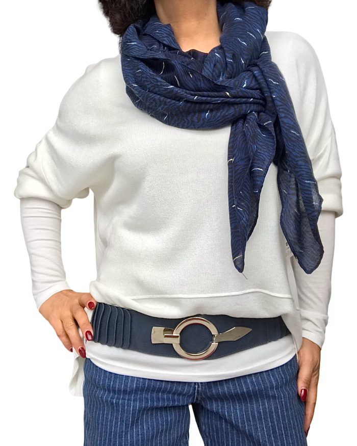 Chandail uni en tricot léger col V fini au bas en demi-cercle crème avec ceinture large élastique marine