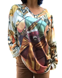 T-shirt col en V manche longue, dessin de jeune femme orange, vert , brun et camel