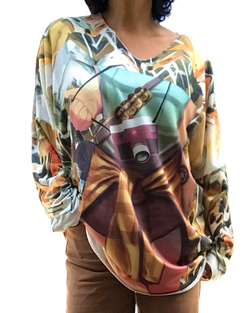 T-shirt col en V manche longue, dessin de jeune femme orange, vert , brun et camel