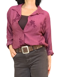 Chemise bourgogne à broderie florale ton sur ton portée sur un haut brun avec ceinture brune