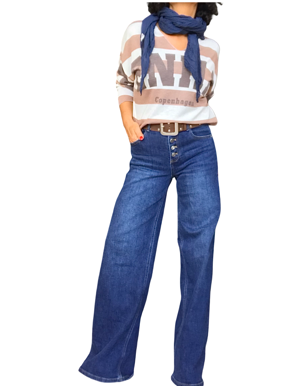 T-shirt rayé « Copenhagen » avec foulard marine et jeans bleu large – silhouette complète