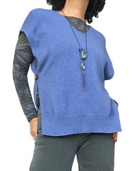 Débardeur en tricot bleu jeans col V, ouverture boutonnée sur les côtés – vue de trois quarts