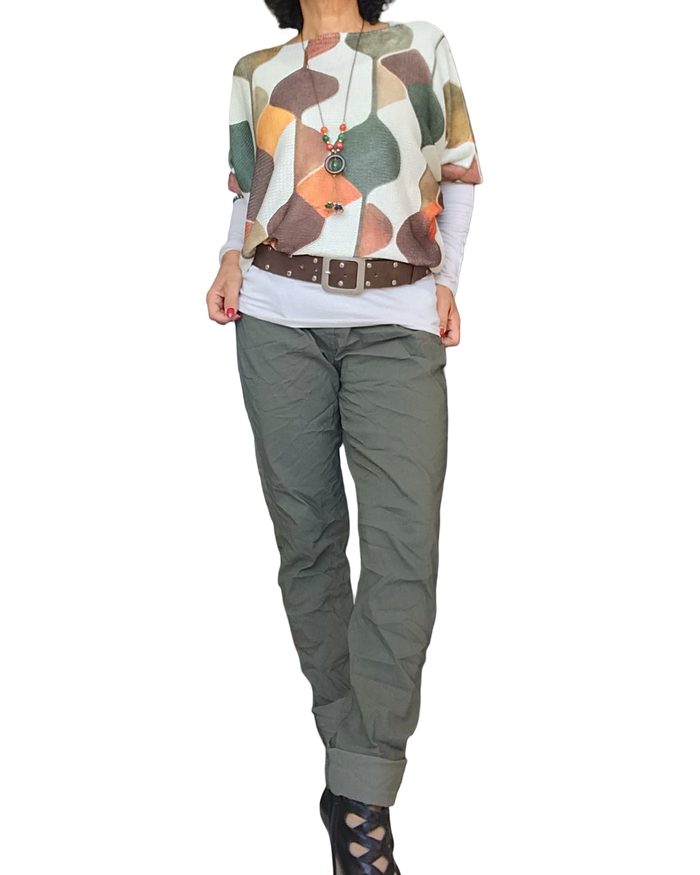 Chandail en mailles motif Groove rétro avec ceinture brune et pantalon kaki – silhouette complète