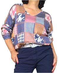 T-shirt col V à carreaux et pied-de-coq marine, beige, bourgogne et camel porté avec pantalon marine