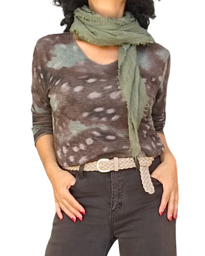 T-shirt manches longues à imprimé arty kaki, brun et moka porté avec foulard kaki et ceinture tressée