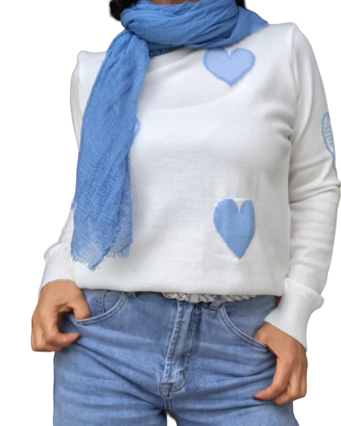 Chandail en tricot crème, avec coeur brodés bleu ciel , col rond et foulard bleu ciel