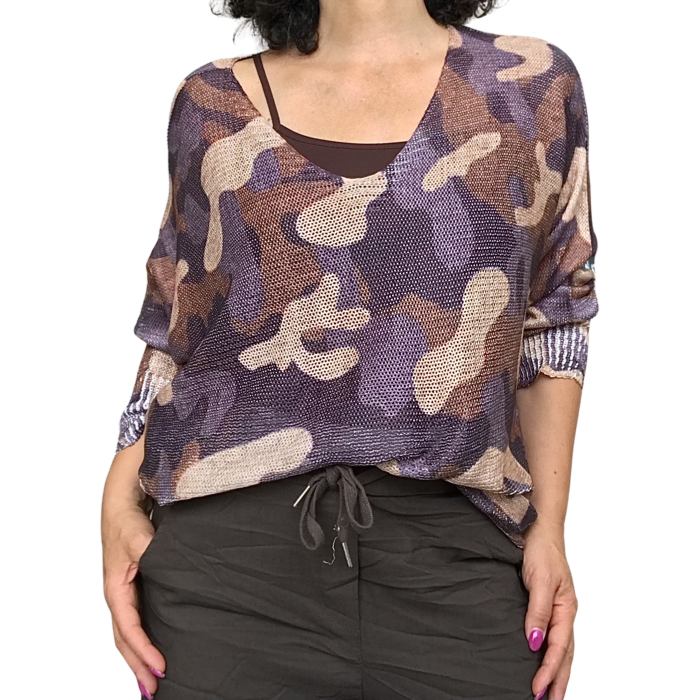 chandail imprimé camouflage brun, beige et gris avec camisole brune