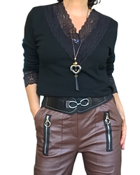 T-shirt noir uni, manche longue, col en V en dentelle et bas des manches en dentelle