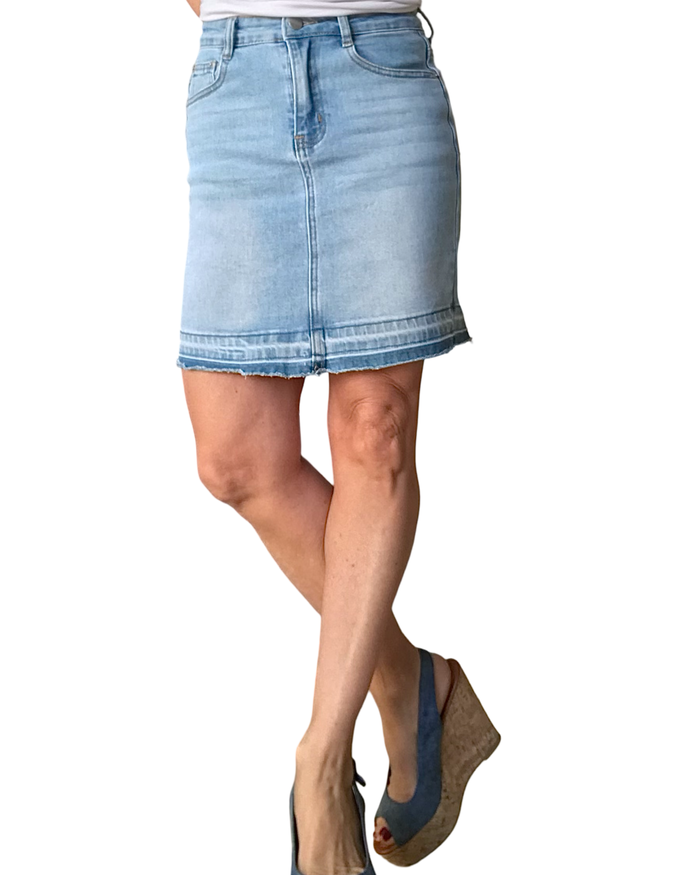 Jupe courte en jeans bleu clair frangé au bas