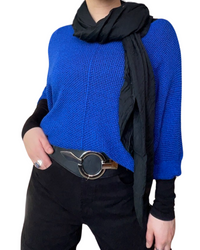 Chandail bleu roi pour femme à manche longue avec ceinture, foulard noir et chandail noir à manche longue.