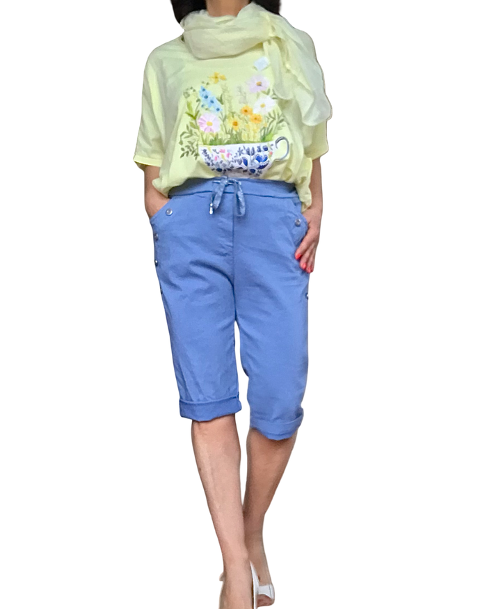 T-shirt uni jaune col rond, manche courte, avec un bouquet de fleur dans une tasse