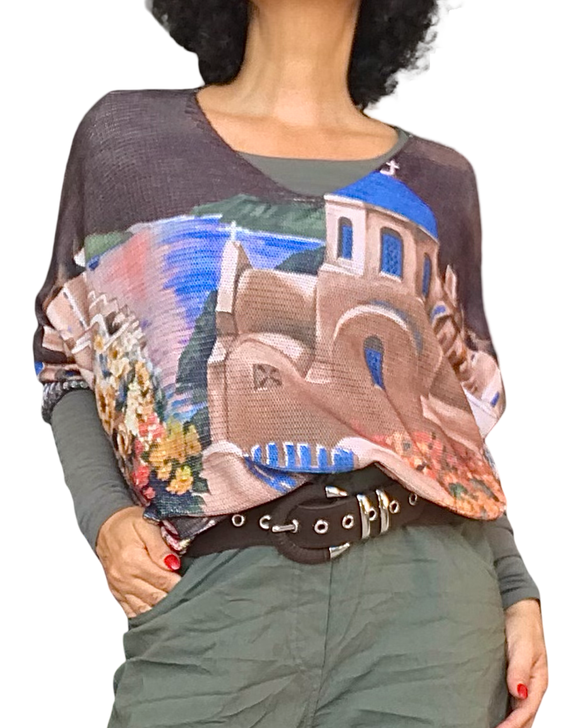 Chandail en maille brun à paysage de la Grèce porté avec ceinture brune et pantalon kaki
