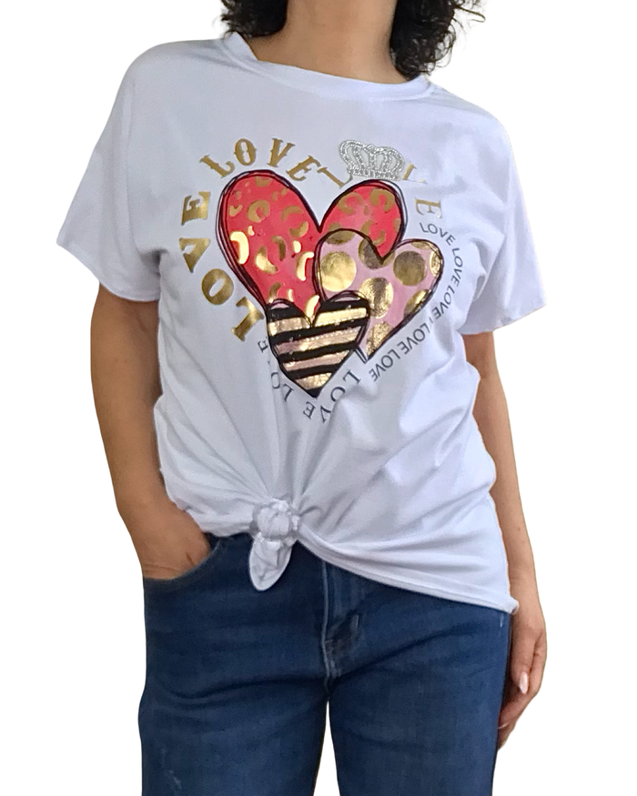 T-shirt blanc avec imprimé de 3 cœurs de grosseur différentes
