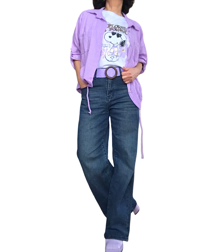 T-shirt blanc Snoopy en lilas et noir avec l’inscription « Power flower » en doré