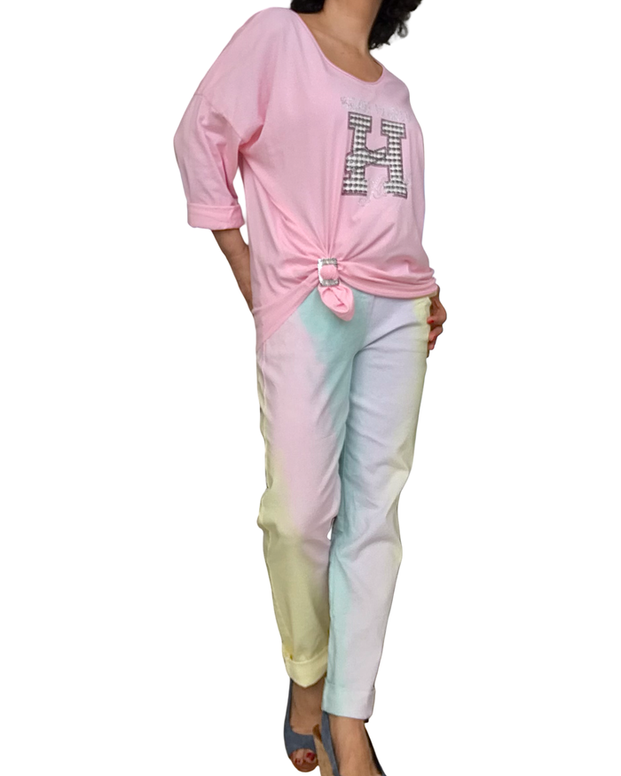 T-shirt rose pâle col V manche longue avec un H texturé moka et blanc devant