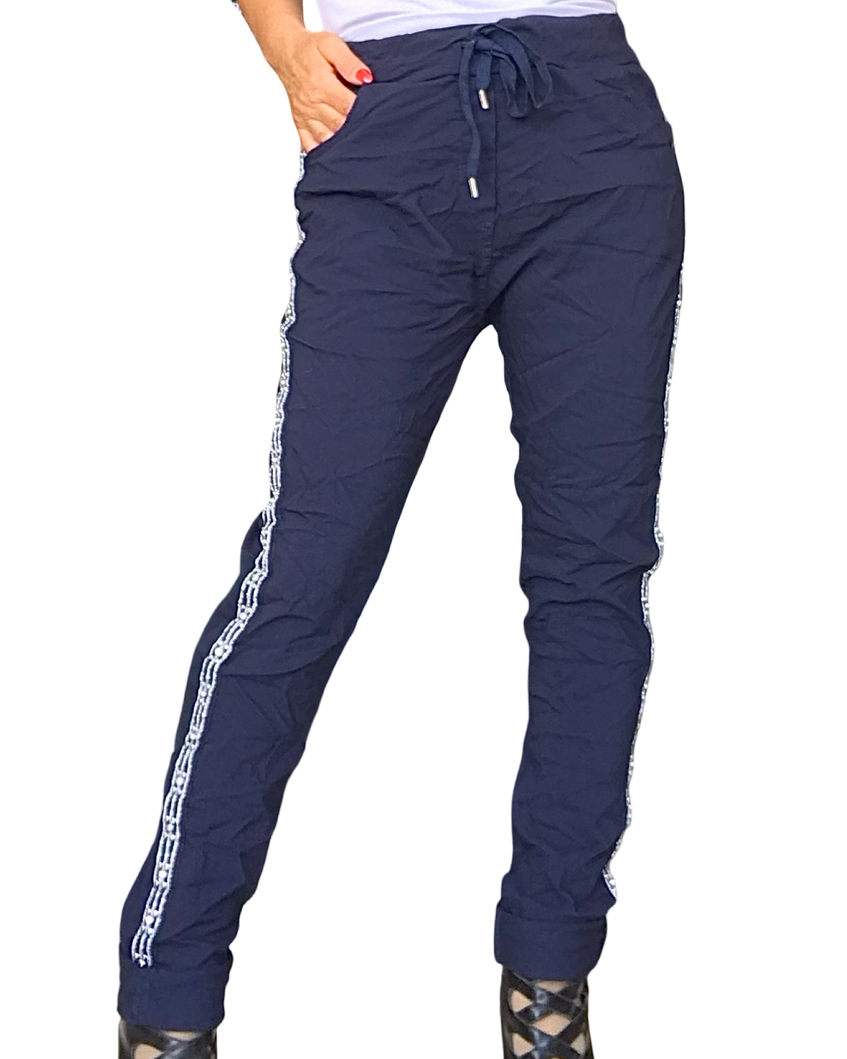 Pantalon marine à taille élastique avec cordon et ruban argenté sur les côtés – vue de face