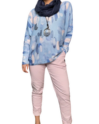 Pantalon rose pour femme à taille élastique avec 4 boutons avec chandail en maille à manche longue, foulard et collier long. 