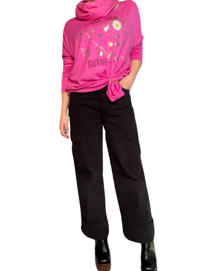 Foulard femme léger rose 20% soie avec chandail à manche longue, boucle d'ajustement, pantalon noir cargo et bottes noires.