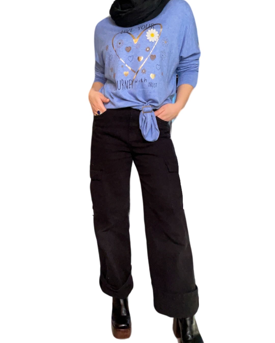 Chandail femme bleu lilas à manche longue avec imprimé de coeur doré avec jeans cargo noir et bottes noires.