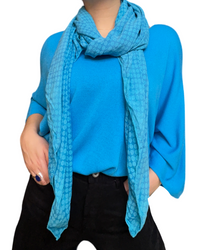 Chandail bleu femme à manche longue col en v avec foulard bleu.