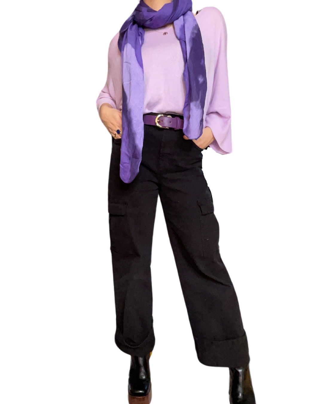 Chandail lilas femme à manche longue col en v avec foulard mauve, ceinture mauve et jeans cargo noir.