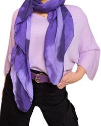Chandail lilas femme à manche longue col en v avec foulard mauve et ceinture mauve.