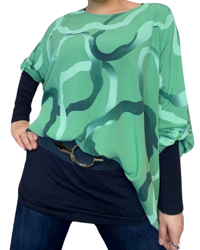 Blouse verte oversize pour femme à motifs avec chandail à manche longue et ceinture.