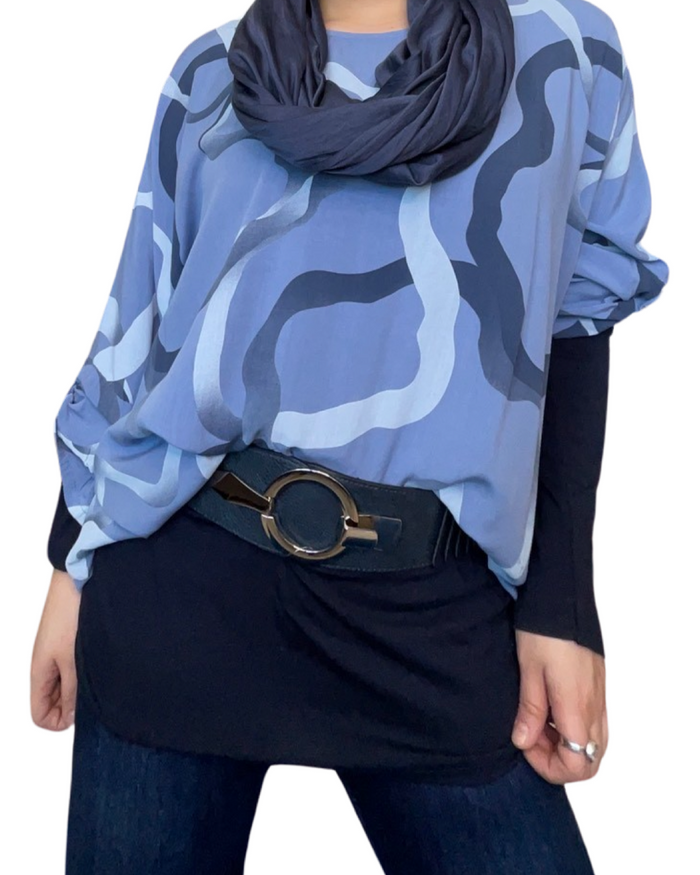 Blouse bleue lilas oversize pour femme à motifs avec chandail à manche longue, foulard et ceinture.