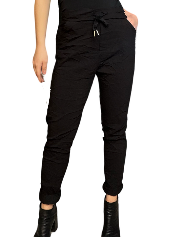 Pantalon noir pour femme à taille élastique avec cordon et camisole noire.