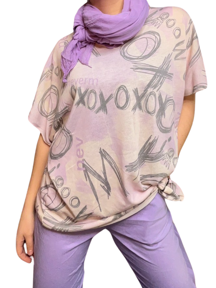 Chandail pour femme à manche courte avec imprimé d'écritures avec foulard lilas et pantalon lilas.
