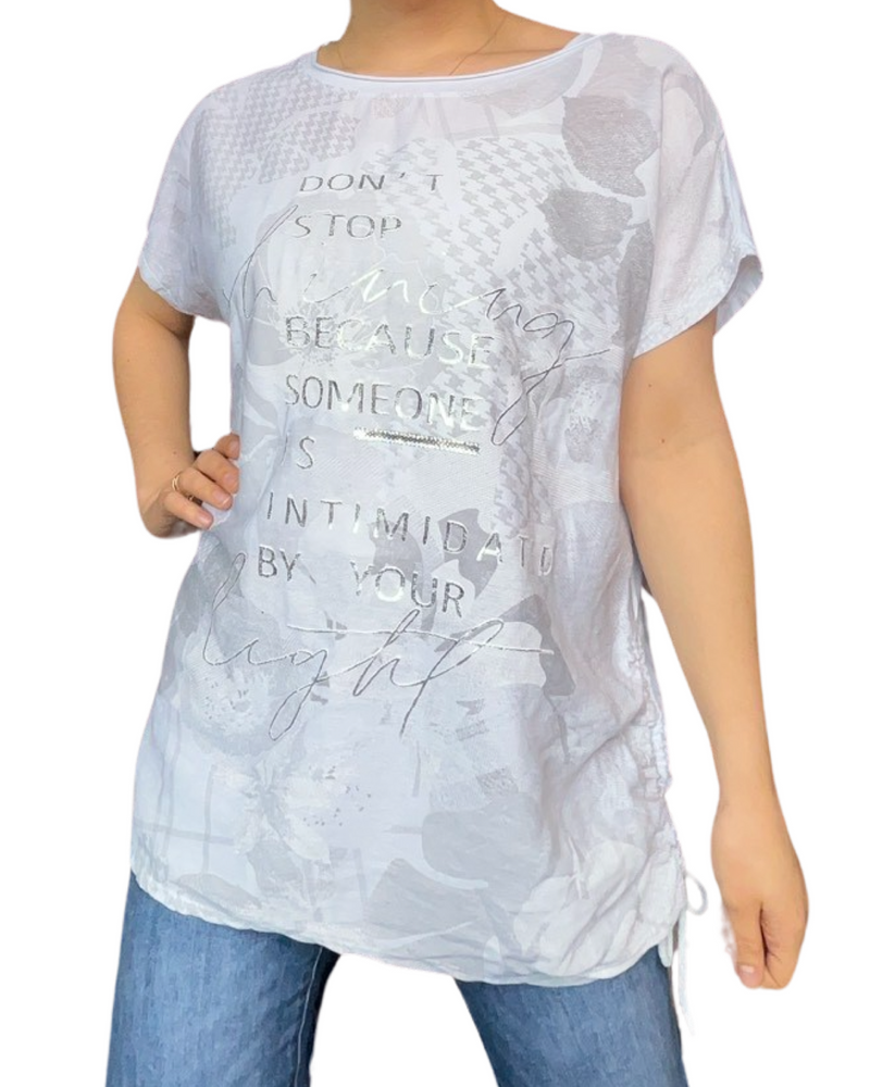 T-shirt blanc pour femme avec imprimé d'écritures argentées.